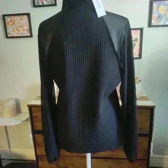 Marc New York Andrew Marc. Top black size medium #128 - Picture 2 of 2